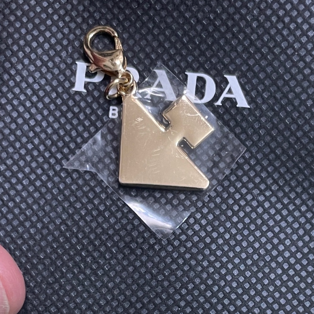 Prada - Picture 3 of 3